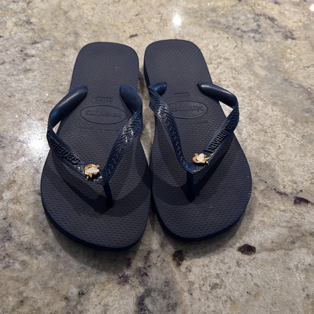 WOMENS TOP HAVAINAS FLIP FLOPS WITH UNICORN CLAW PINS. 9/10
